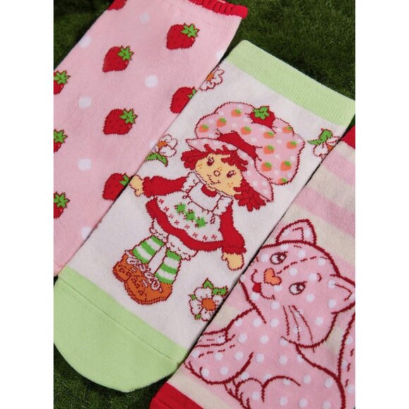 Strawberry Shortcake Ankle Socks – 3-Pack of Cute Cartoon Graphic Socks One Size - Picture 4 of 9